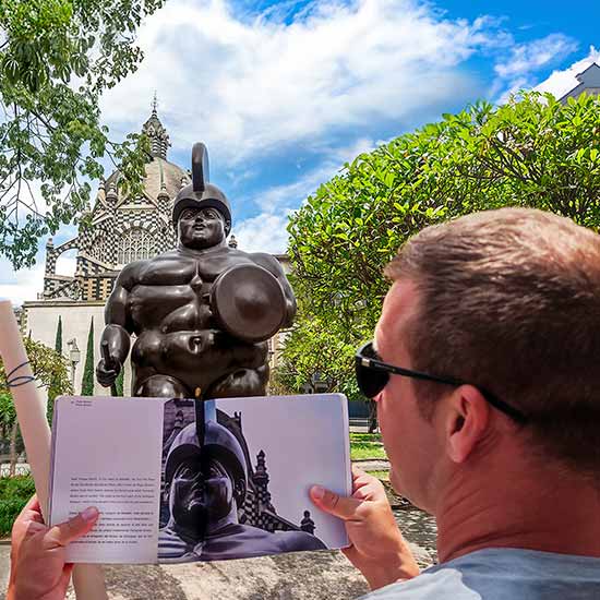 Tour Caminando el Centro de Medellín con Libro de Arte